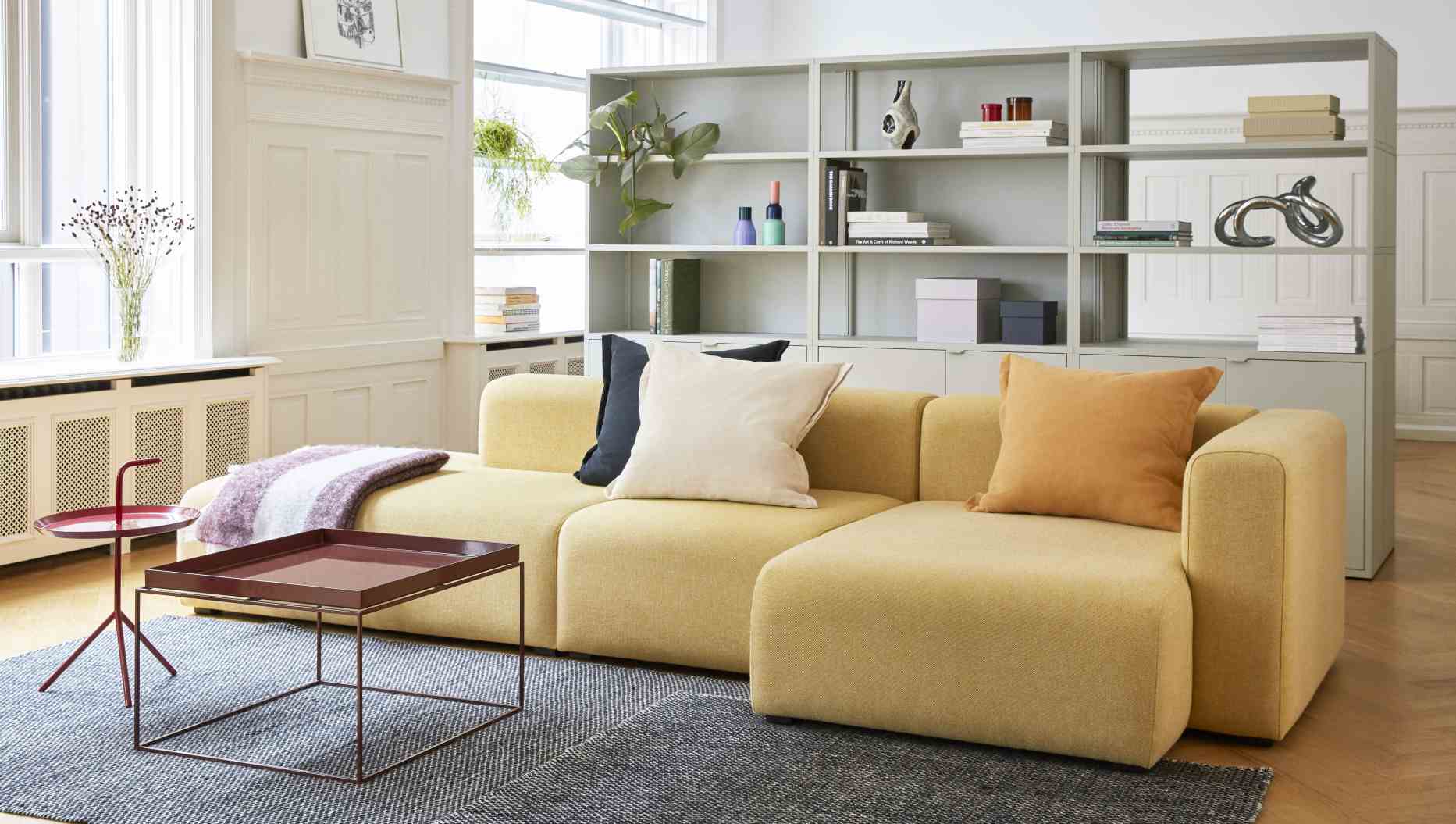 Gelbes Mags Sofa mit Armlehne rechts, ein modernes 3-Sitzer Sofa im Wohnzimmer.