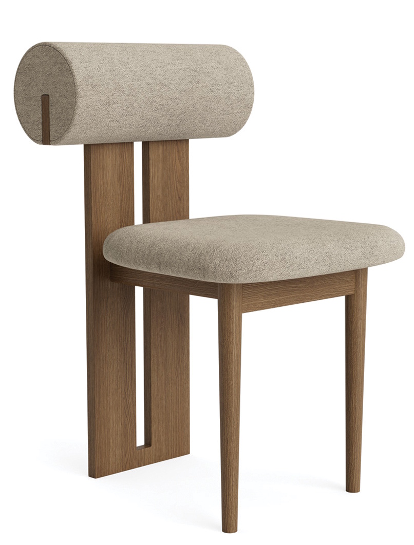 Hippo Stuhl von NORR11, moderner Esszimmerstuhl mit Holzrahmen und zylinderförmiger Rückenlehne in Beige.