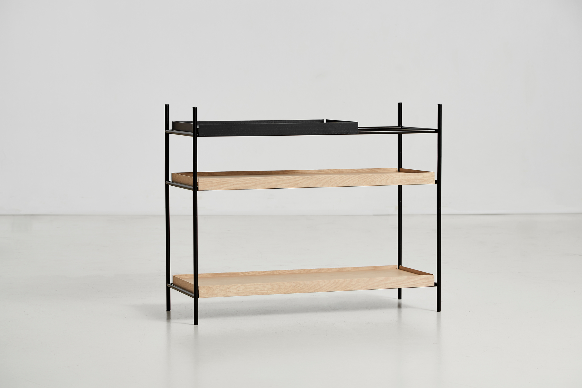 Tray Shelf Low Regal Woud mit drei Ablagen aus hellem Holz und schwarzem Metallgestell.