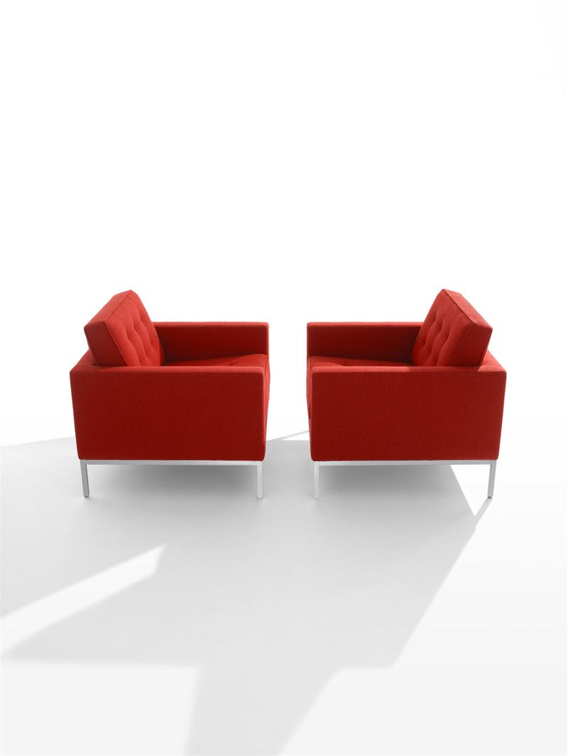 Zwei rote Florence Sessel von Knoll International mit Stahlbeinen auf weißem Hintergrund.