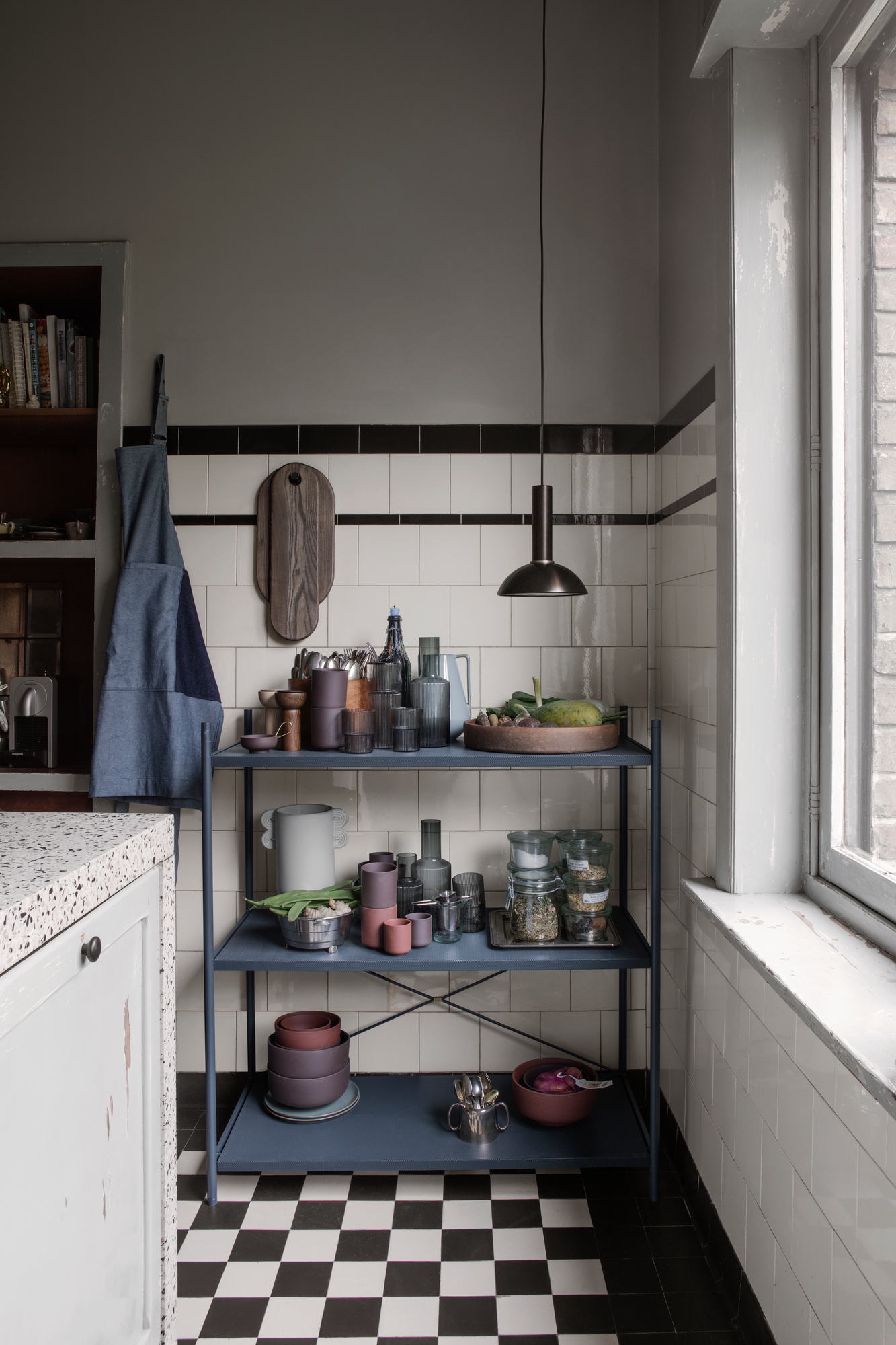 Küchenszene mit dem Ferm Living Punctual Regal 1x3, gefüllt mit Geschirr und Küchenutensilien.
