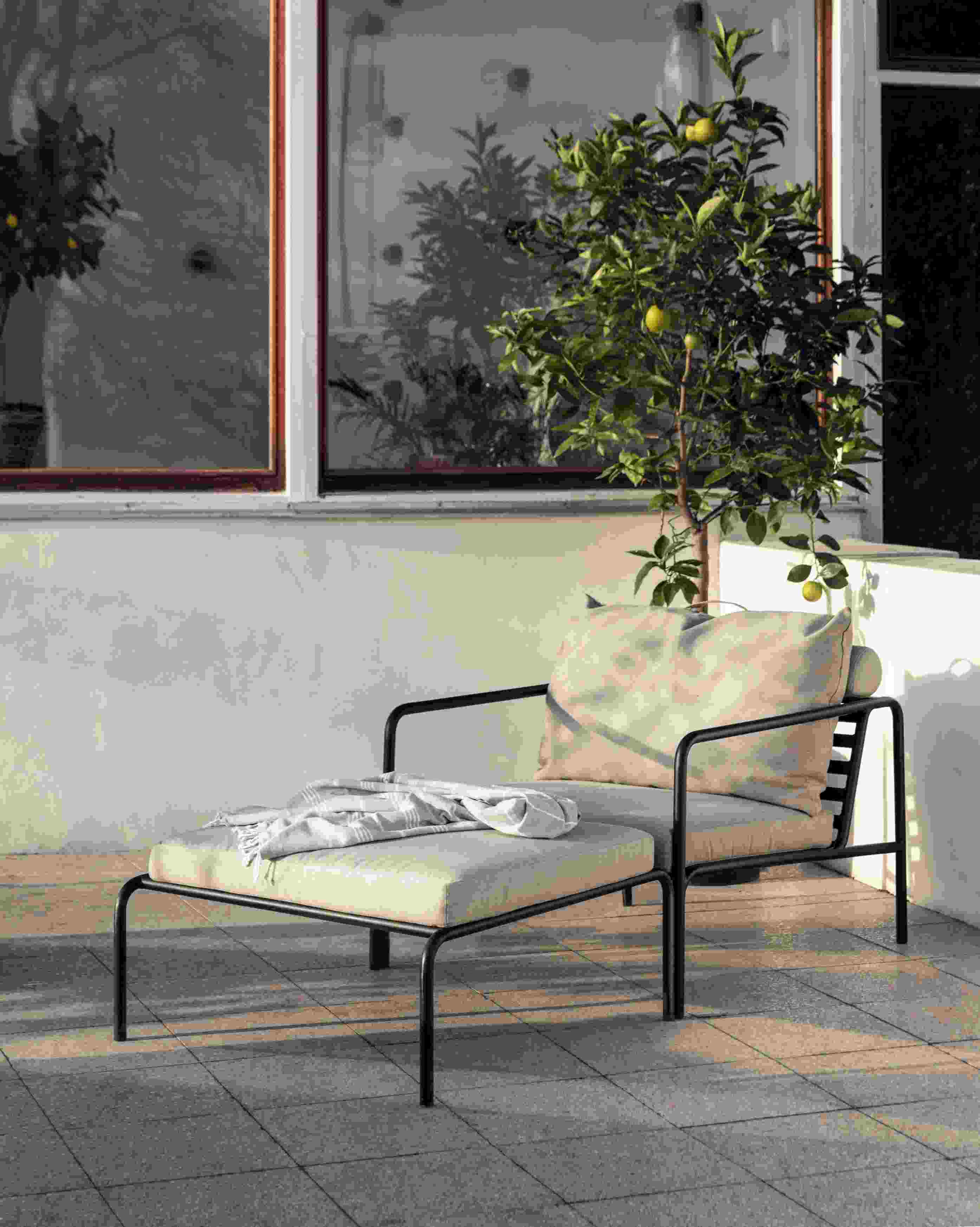 Avon Ottoman Outdoor Hocker mit Kissen und Decke auf einer Terrasse, Gartenmöbel.