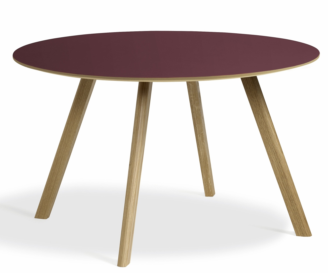 Hay Copenhague CPH 25 Tisch, runder Esstisch mit weinroter Tischplatte und hellem Holzgestell, Durchmesser 120 cm.