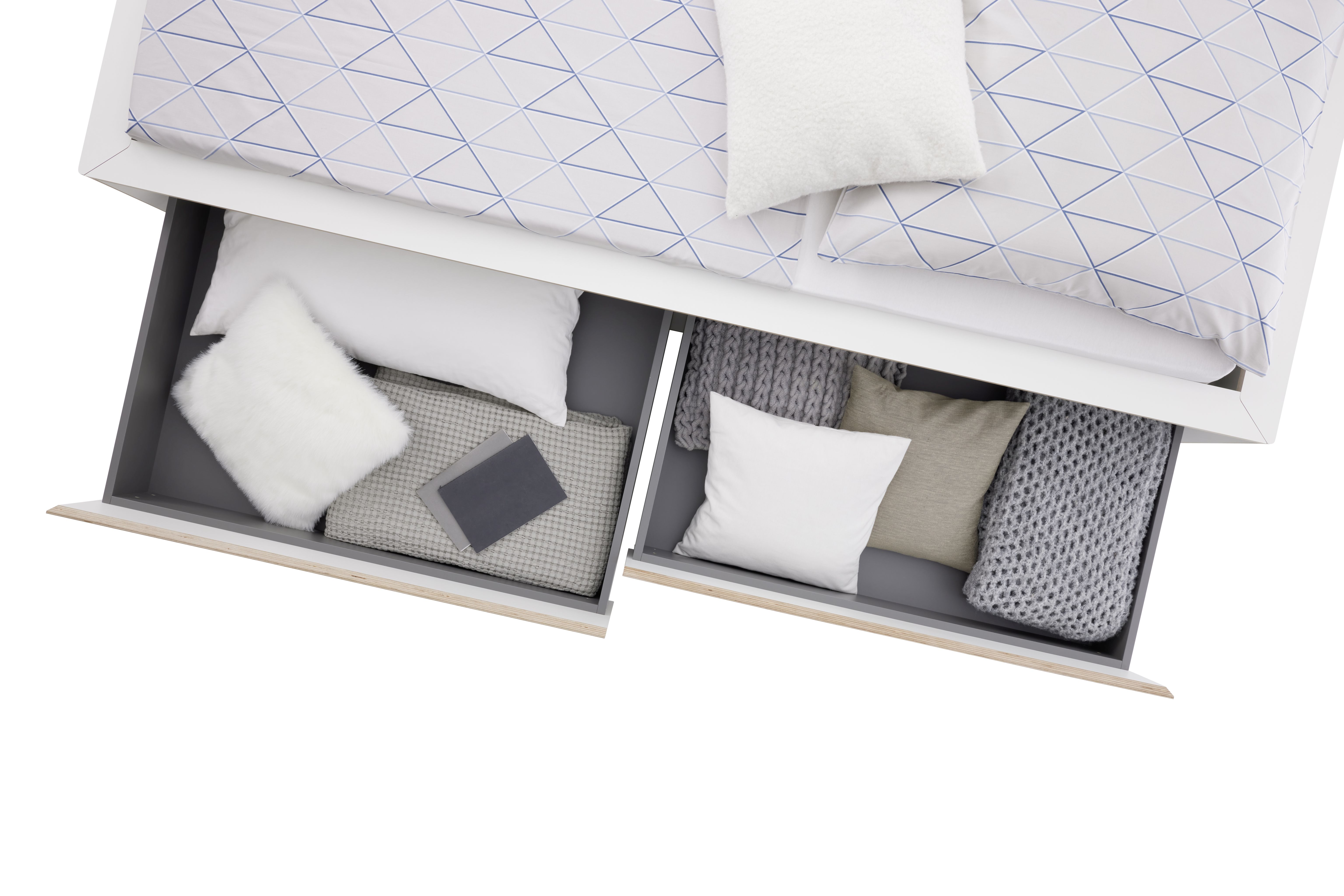 Spaze Bett von Müller Möbelwerkstätten mit Schubladen, gefüllt mit Kissen und Decken für zusätzlichen Stauraum.