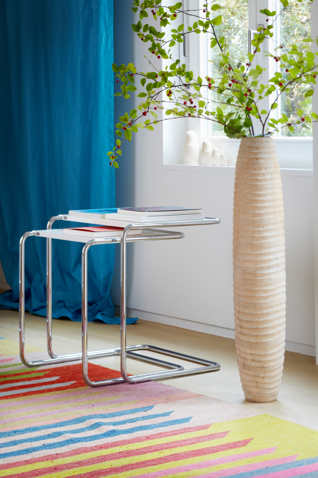 B97 Thonet Beistelltisch Set mit verchromtem Stahlrohrgestell und weißer Tischplatte im modernen Interieur.