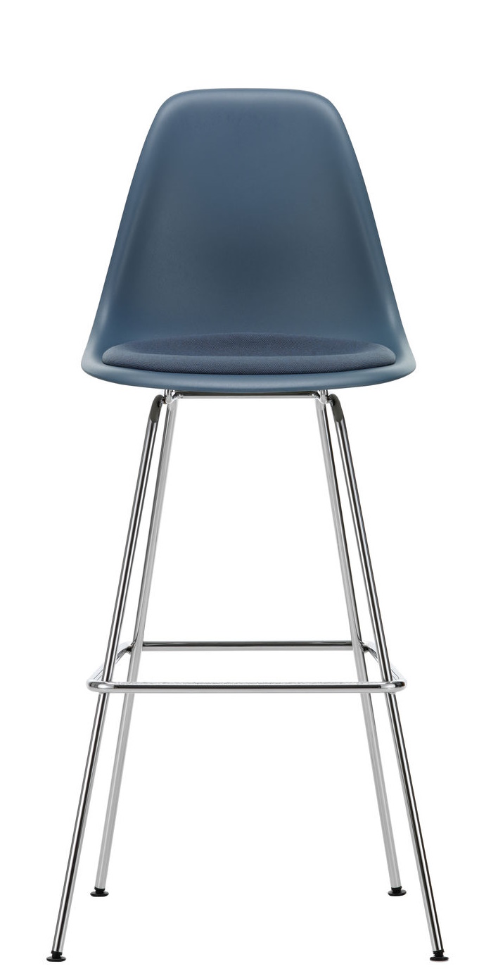 Eames Plastic Bar Stool Barhocker High von Vitra in Blau mit Sitzpolster und Chromgestell.
