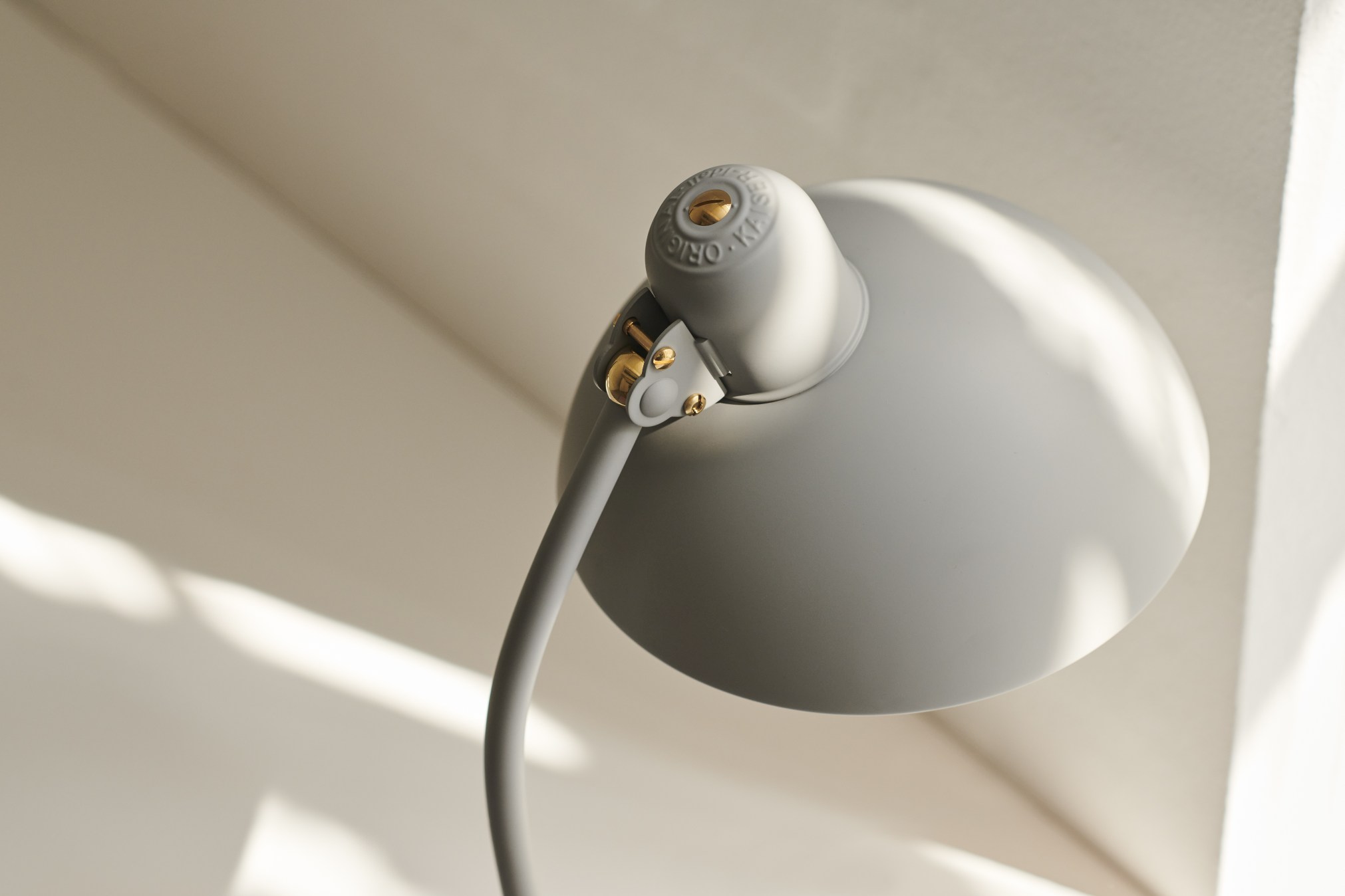Detailaufnahme der grauen Kaiser Idell 6556 T Tischleuchte von Fritz Hansen, ikonisches Bauhaus Design.