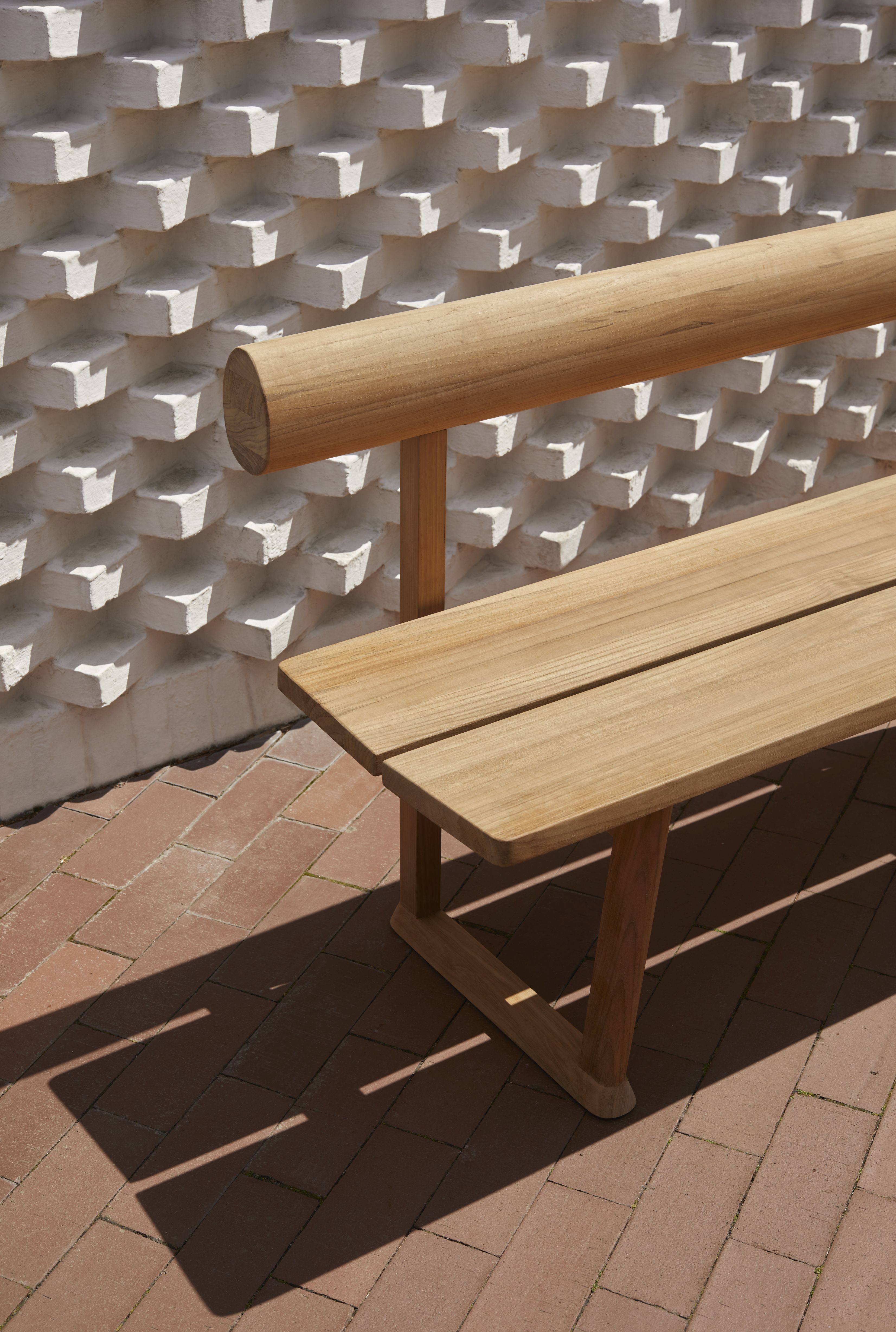 Banco Bank Teak Outdoor Skagerak: Moderne Gartenbank aus Teakholz mit Rückenlehne auf Terrasse.