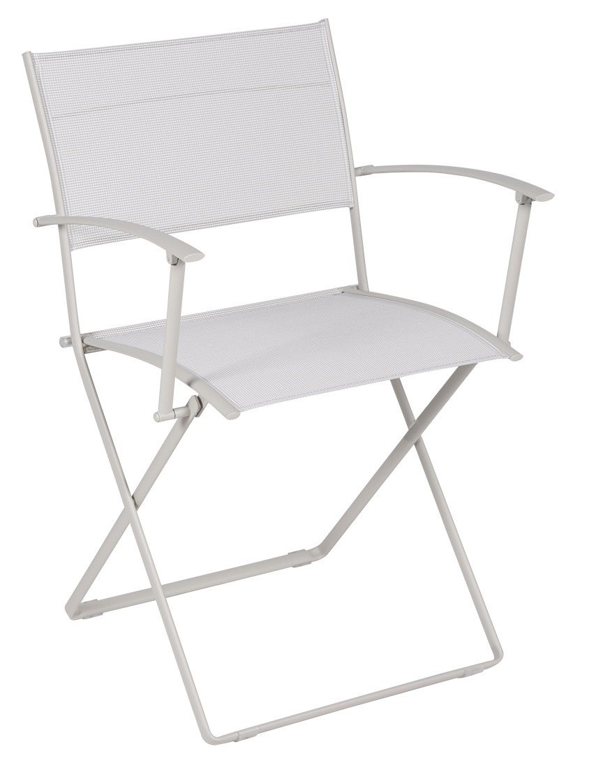 Fermob Plein Air Stuhl, hellgrauer Outdoor-Stuhl mit Armlehnen und klappbarem Metallgestell für Garten und Terrasse.