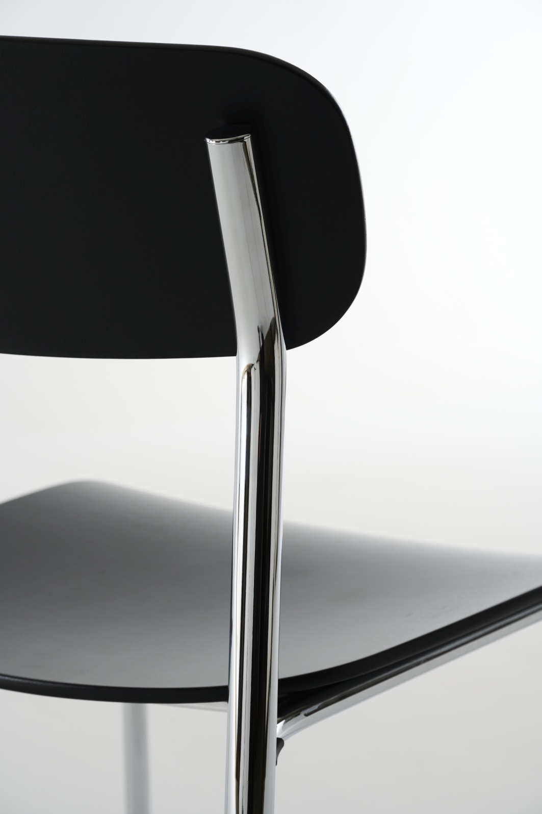 Detailaufnahme des S 243 Stahlrohrstuhls von Thonet in Olivgrün, minimalistisches Design mit Chromgestell.