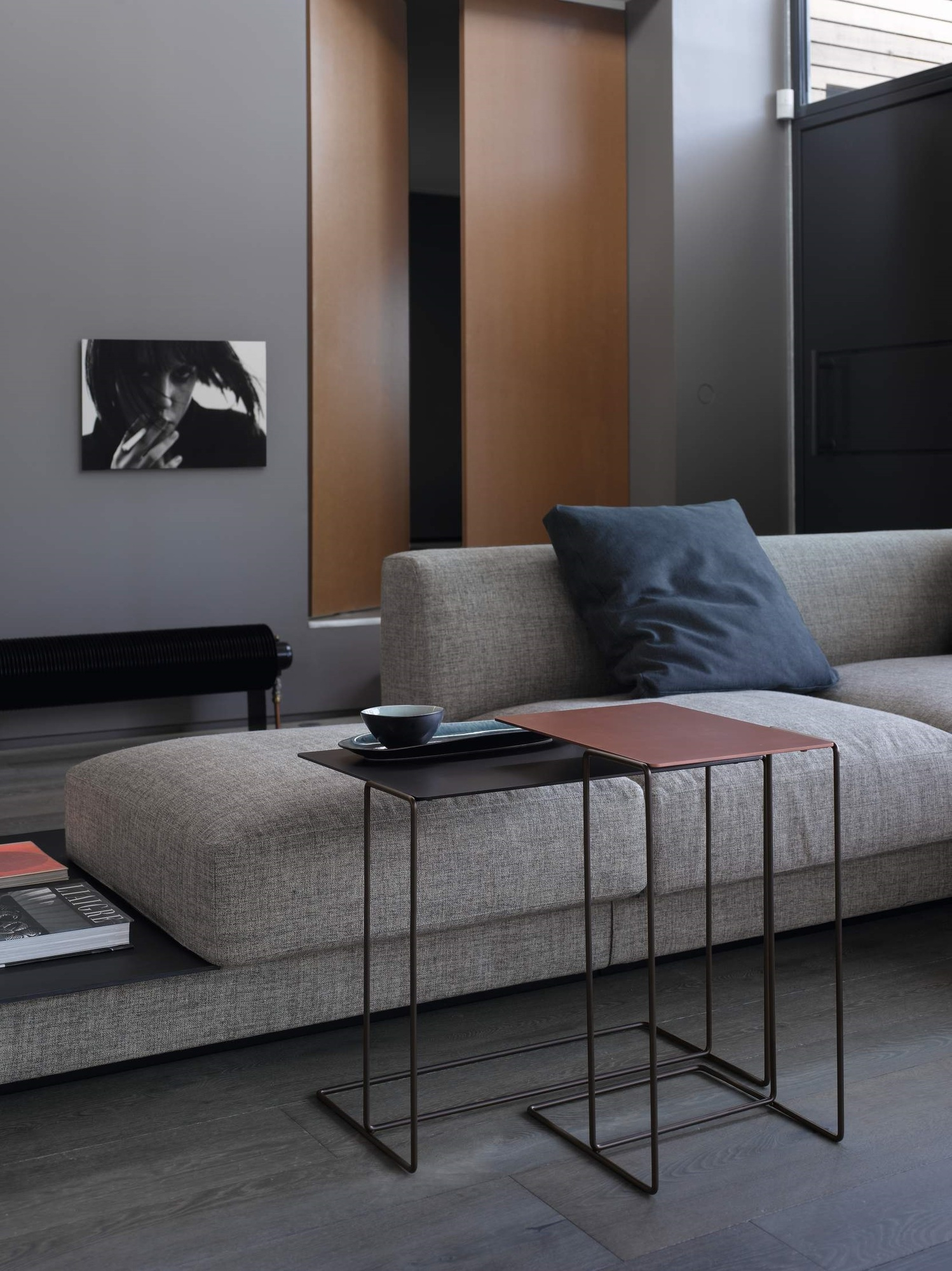 Oki Beistelltisch von Walter Knoll, zwei moderne Satztische aus Metall in Wohnzimmer-Szene.