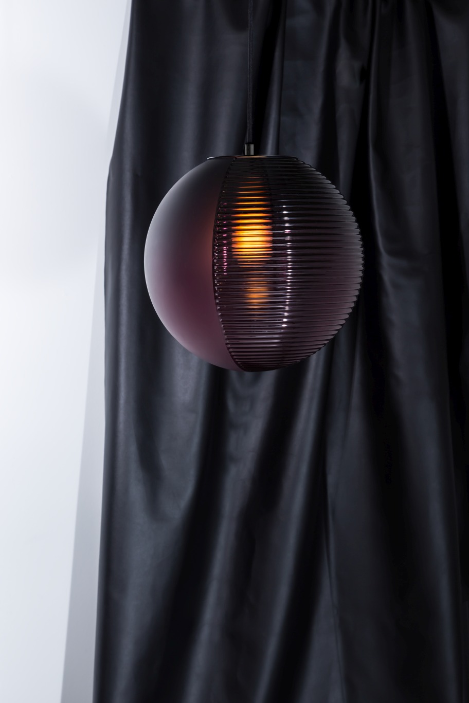 Nahaufnahme der Stellar Pendelleuchte von Pulpo in Medium und Weiß.