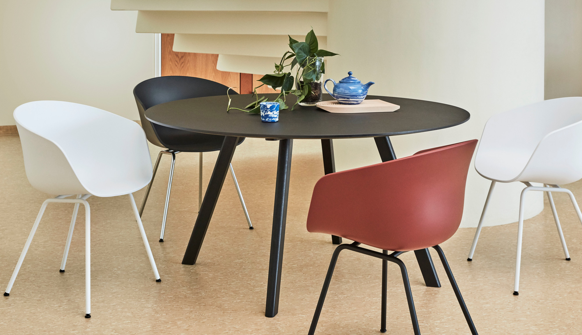 Runder Copenhague Table CPH 25 Tisch von Hay, Durchmesser 140 cm, mit Teekanne und Stühlen.