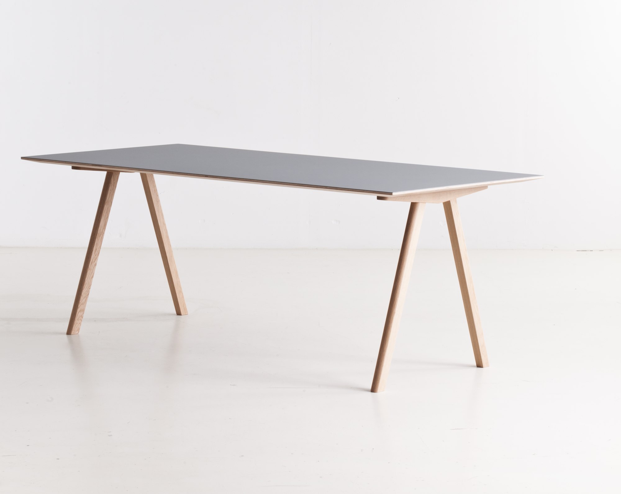 Copenhague Table CPH 10 von Hay: Moderner Esstisch mit grauer Tischplatte und hellem Holzgestell.