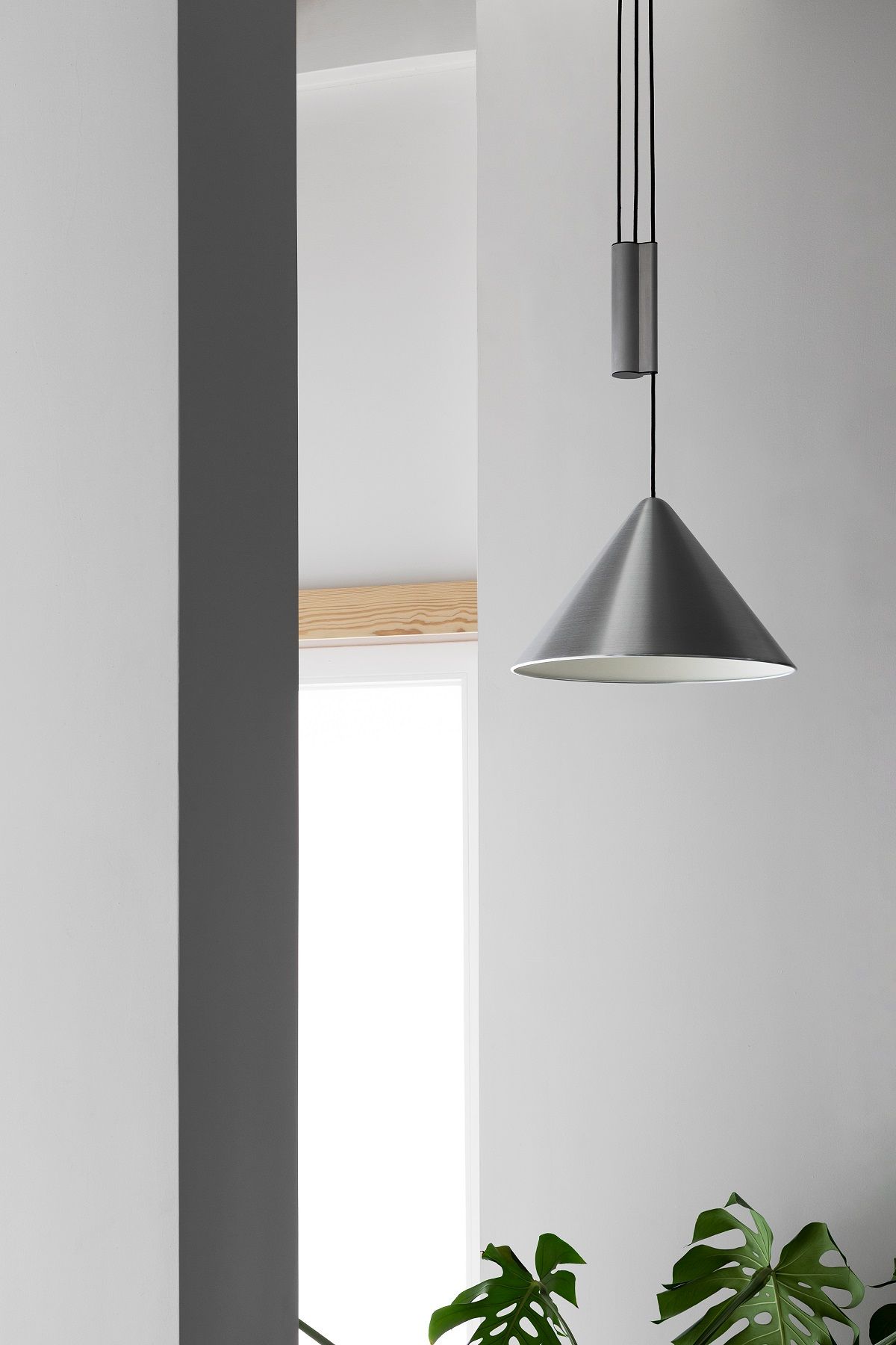Nahaufnahme der grauen Compass Adjustable Pendelleuchte 430 von Hay, modernes Design für Wohnzimmer und Esszimmer.