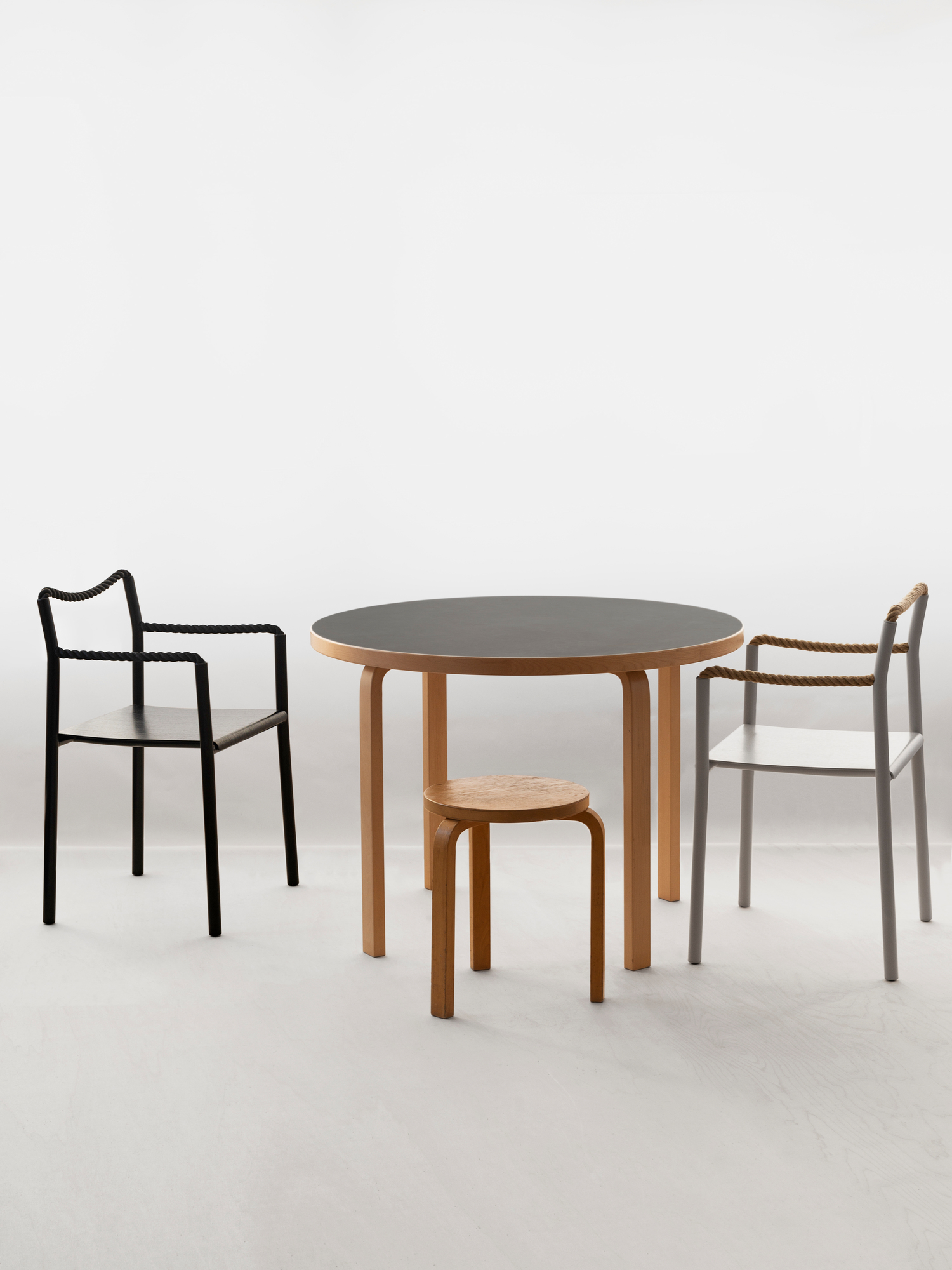 Artek Rope Chair Stuhl mit Tisch und Hocker, modernes skandinavisches Design für Esszimmer und Wohnbereich.