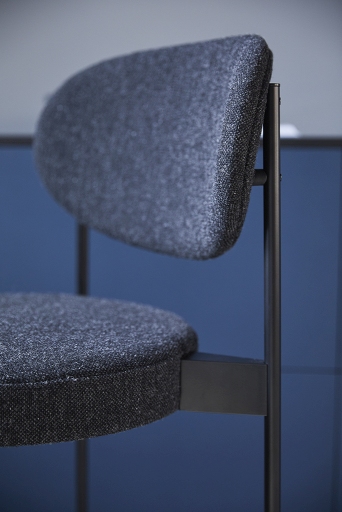 Detailaufnahme des Verpan Series 430 Barhockers mit grauem Stoffbezug und Rückenlehne, modernes Design für Küche und Bar.