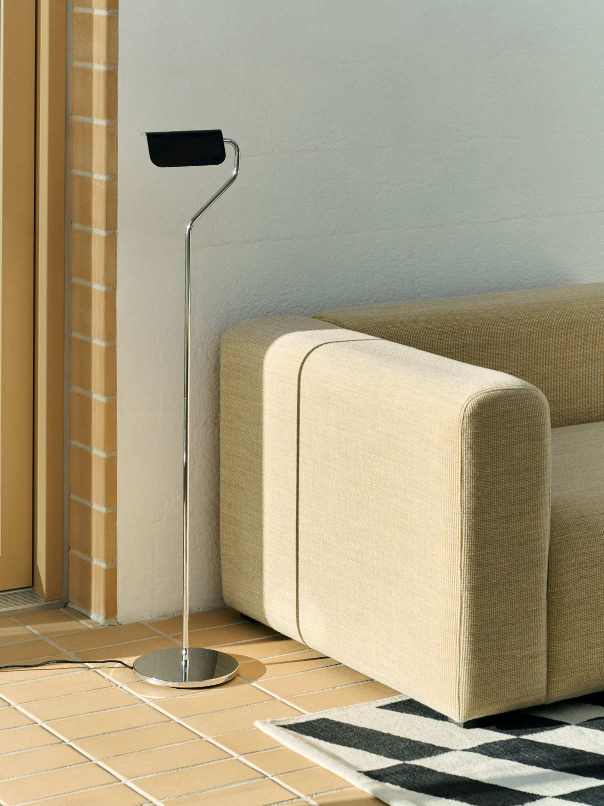 Beige Mags Sofa mit Linara Stoff und Stehlampe im modernen Wohnzimmer.