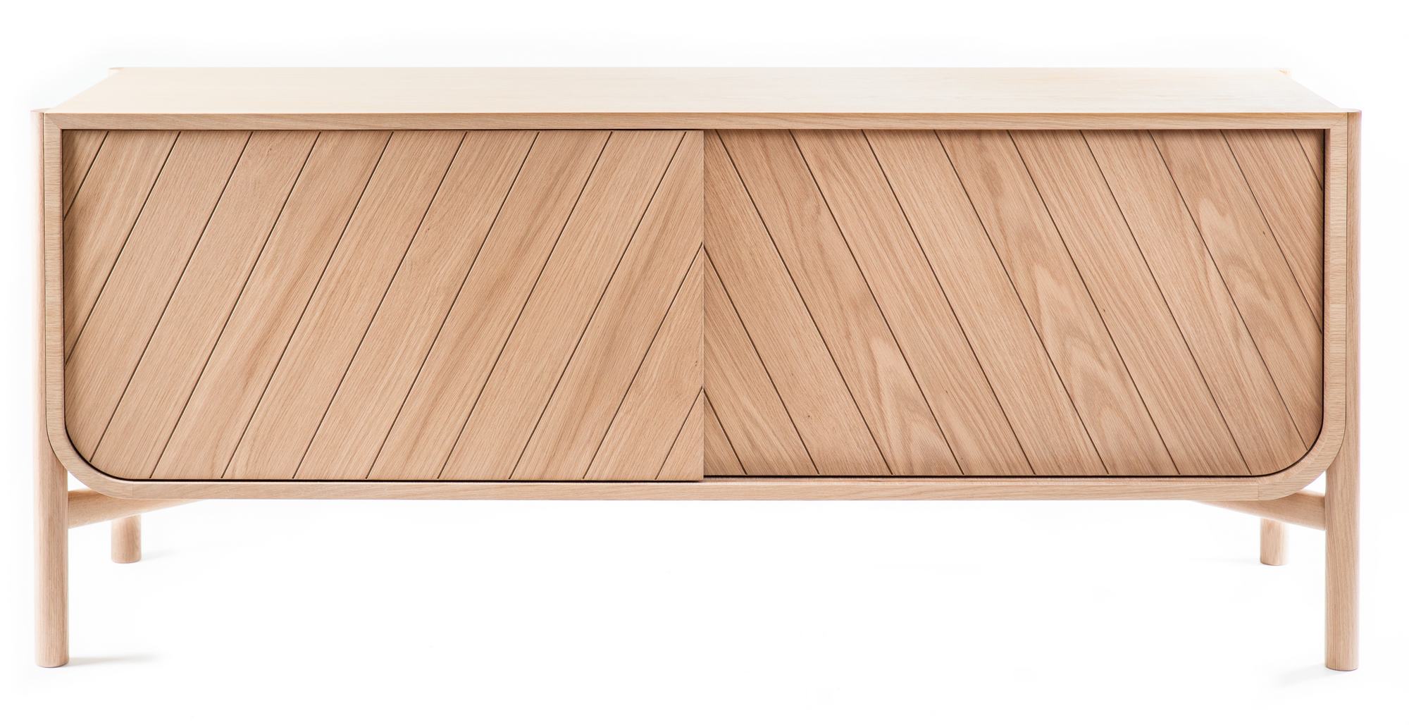 Marius Sideboard aus Eiche natur von Hartô: Modernes Sideboard mit Schiebetüren und Holzstruktur.