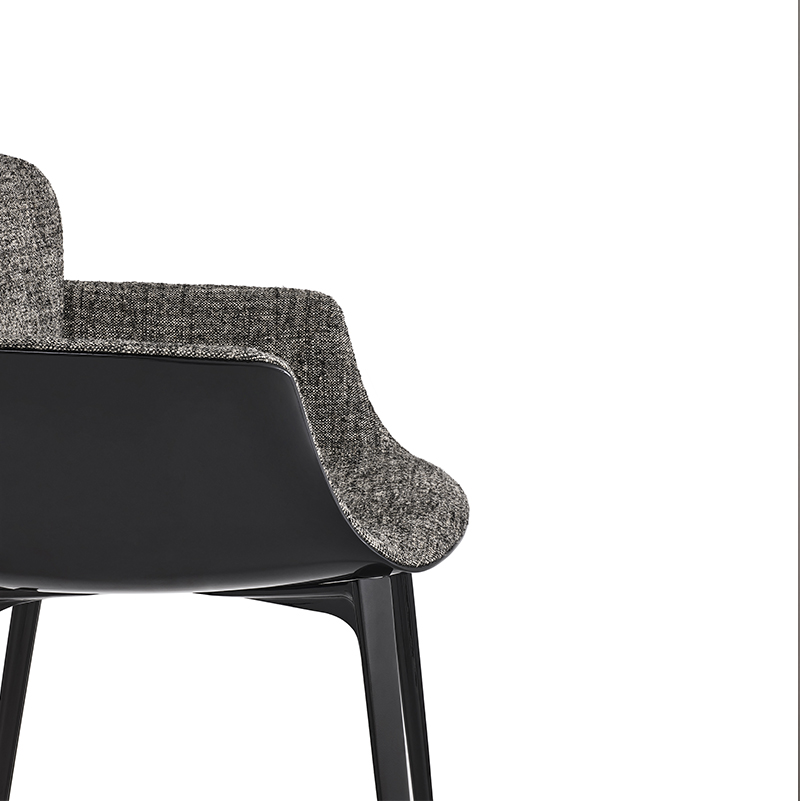 Detailaufnahme des KN06 Stuhls von Knoll International mit grau melierter Stoffpolsterung und schwarzem Gestell.