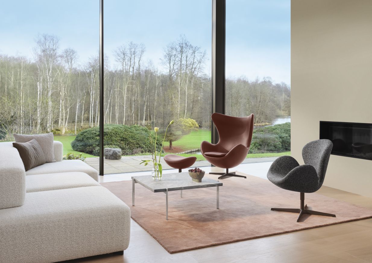 Moderner Wohnraum mit Schwan Sessel von Fritz Hansen und Egg Chair Ledersessel.
