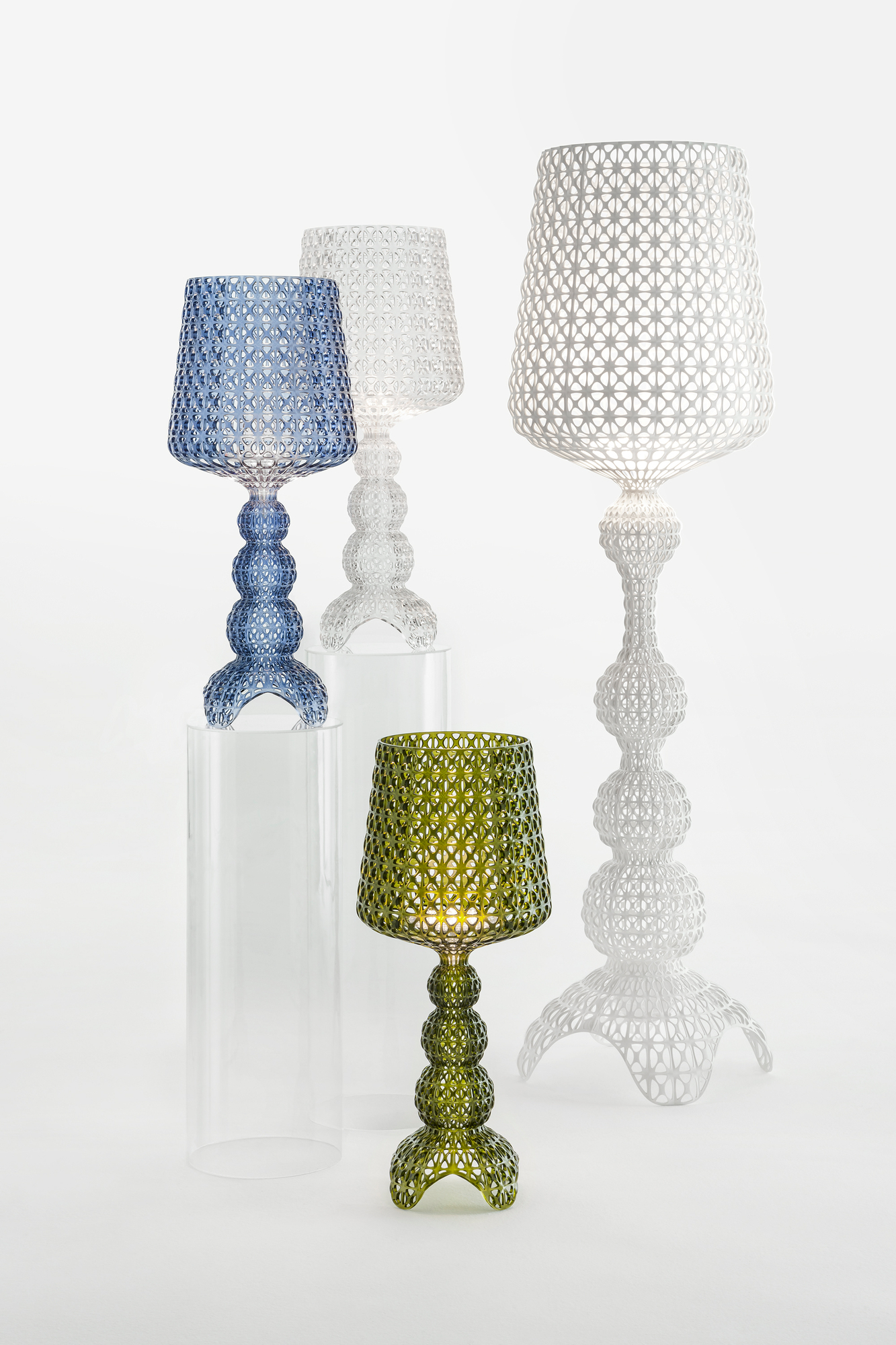 Mehrere Kabuki Tischleuchten von Kartell in blau, grün, weiß mit filigranem Design.