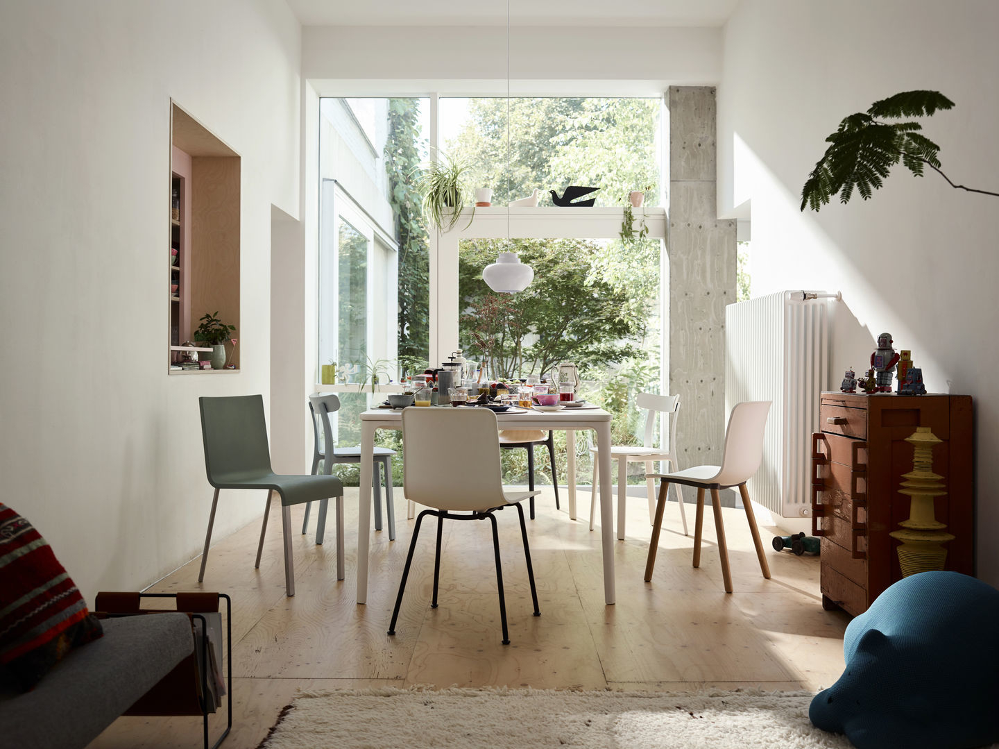 .03 Stühle von Vitra um einen Esstisch in einem hellen, modern eingerichteten Esszimmer.