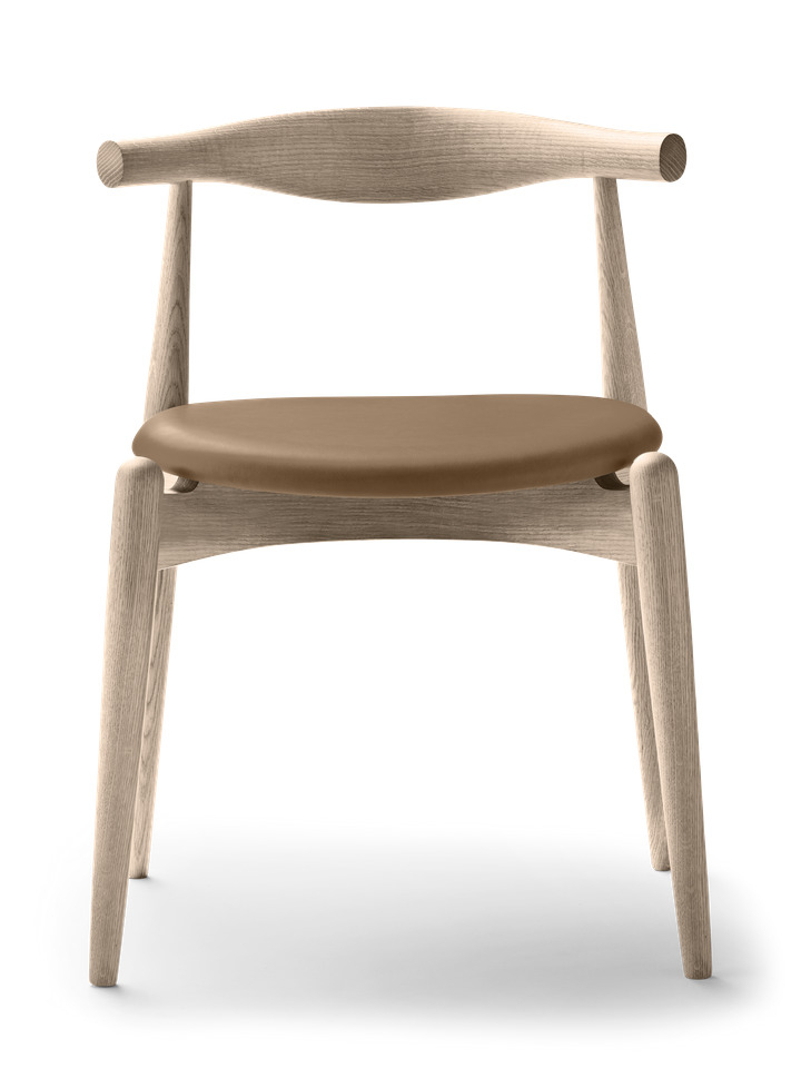 CH20 Elbow Stuhl mit Eichengestell und braunem Lederbezug, Designklassiker für Esszimmer und Wohnbereich.