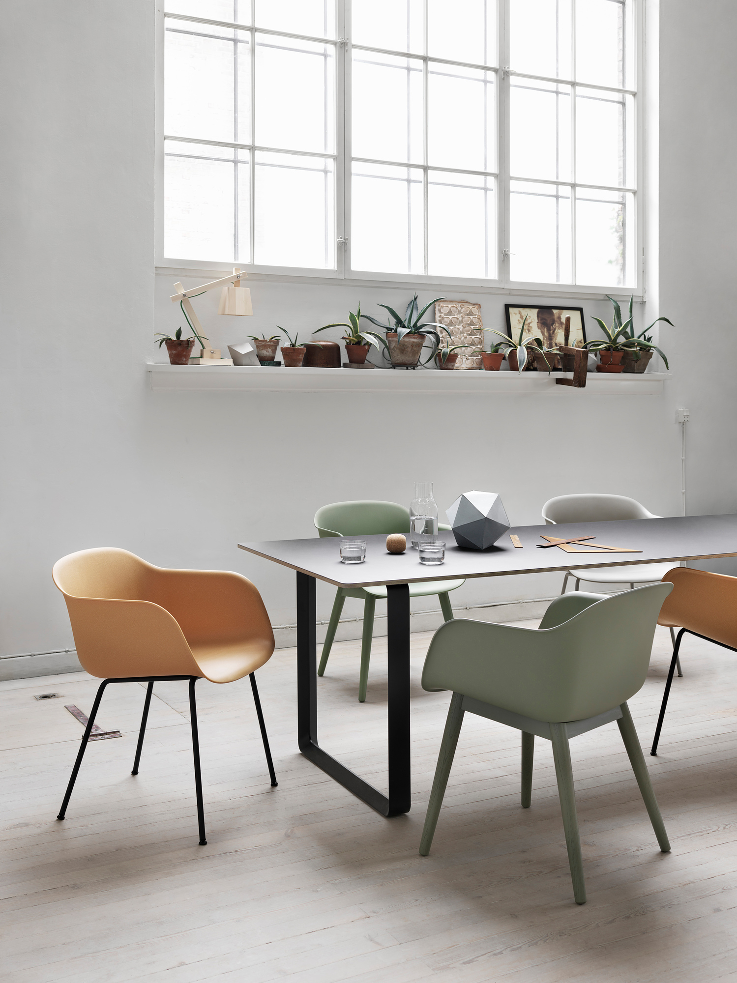 Esszimmer mit Muuto Fiber Armchair Stühlen in Beige, Grün und Grau am Esstisch.