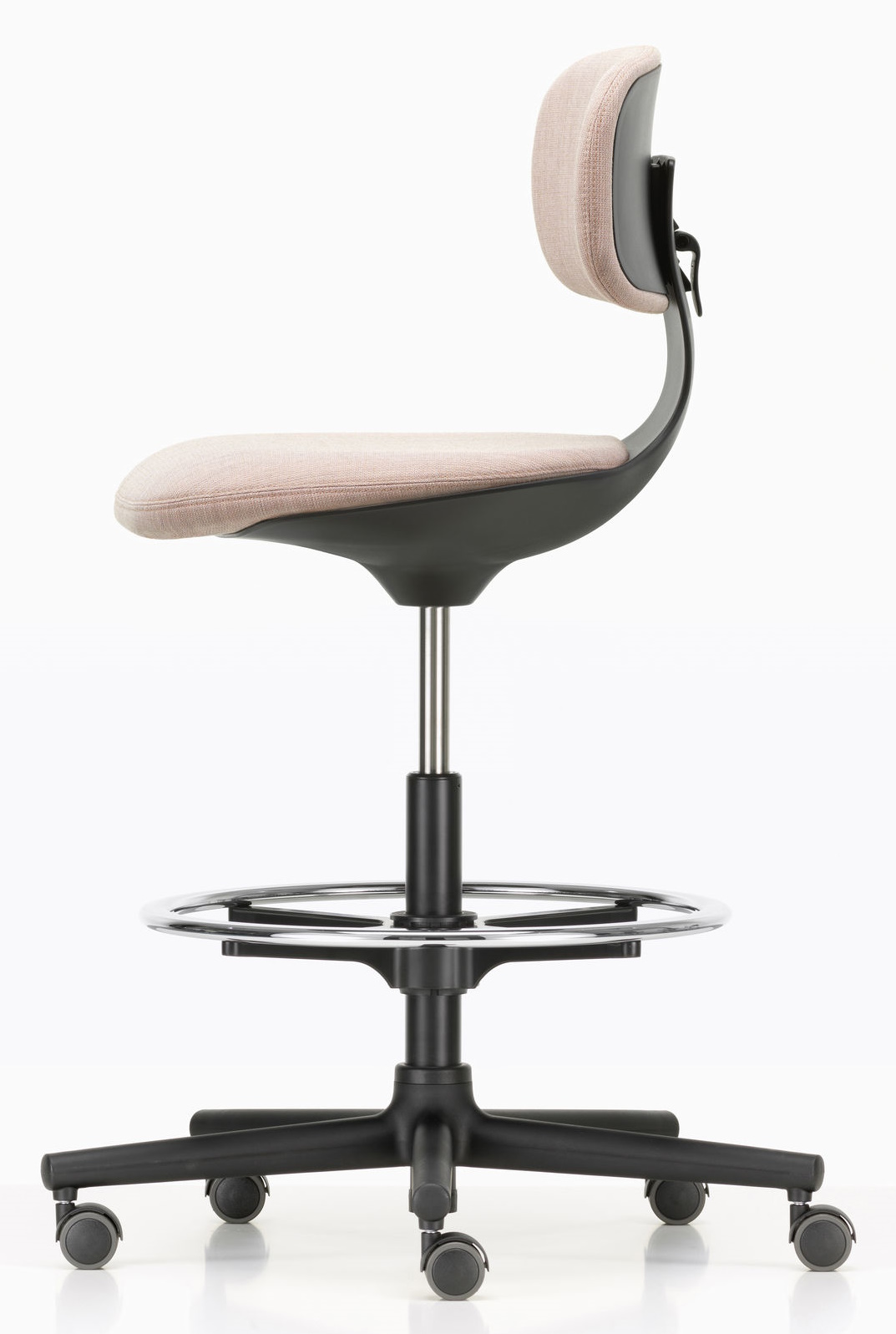 Vitra Rookie High Bürodrehstuhl mit Fußring, Stoffbezug in Beige und schwarzem Fußkreuz auf Rollen.