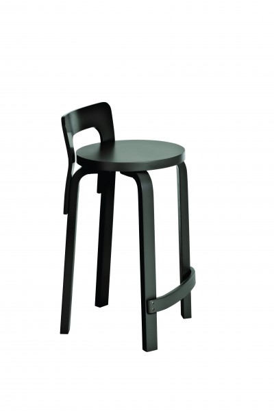 Schwarzer Artek K65 Küchenstuhl mit Rückenlehne und Fußstütze aus Holz, modernes Barhocker Design.