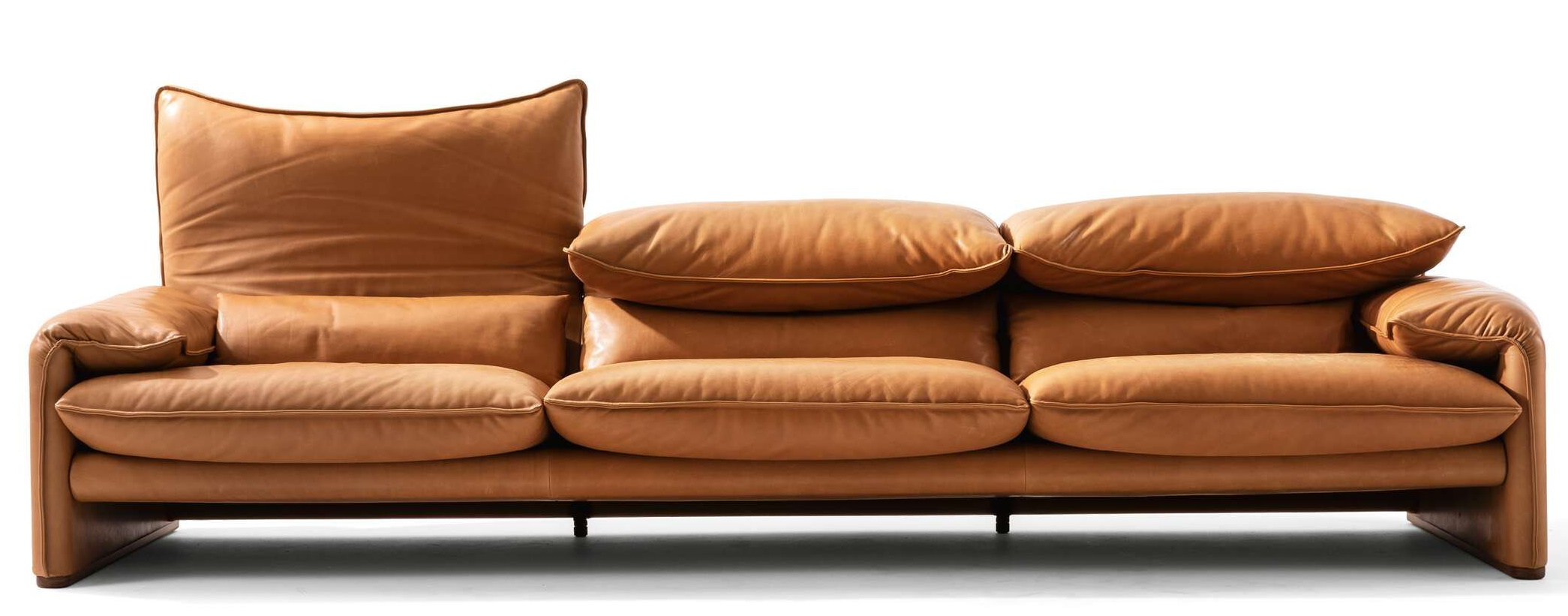Nahaufnahme des Cassina Maralunga Sofas, Dreisitzer in braunem Leder, modernes Design für Wohnzimmer.