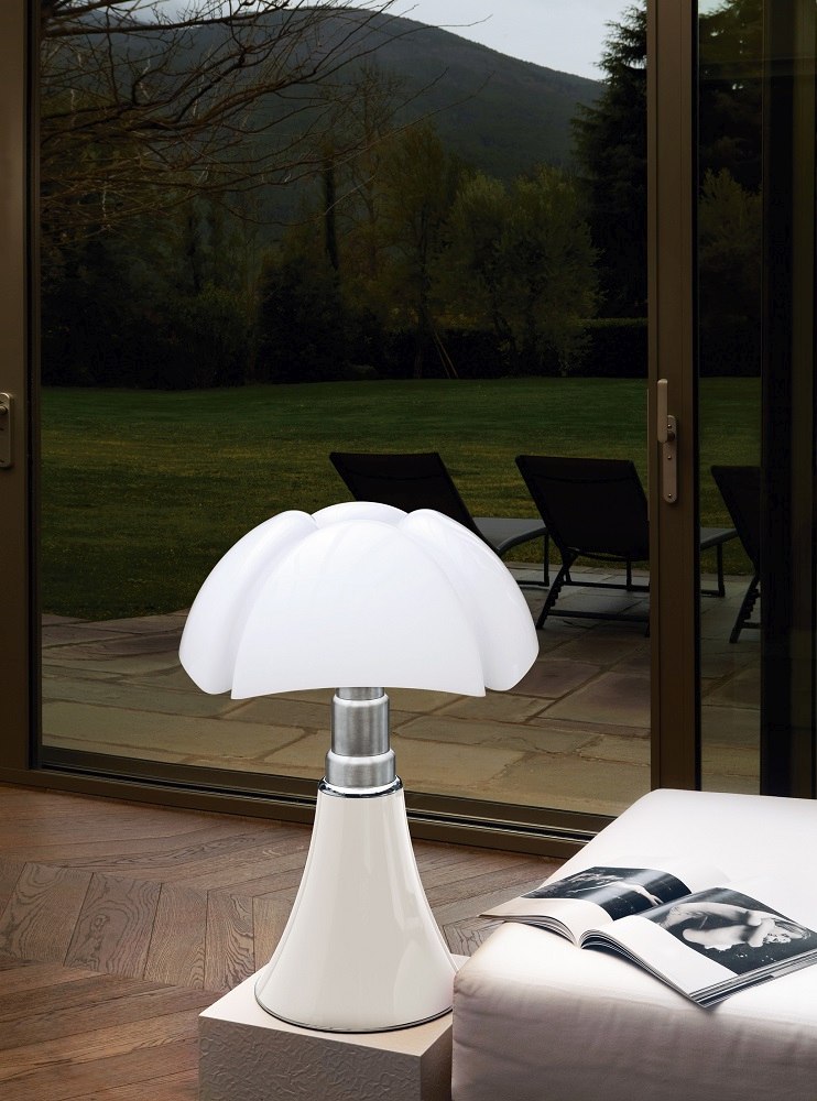 Weiße Pipistrello Tischleuchte von Martinelli Luce, pilzförmiger Lampenschirm, modernes Design für Wohnzimmer und Schlafzimmer.