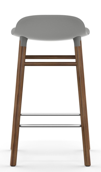 Form Barstool Barhocker von Normann Copenhagen, graue Sitzfläche und Holzbeine, modernes Design für Küche und Bar.