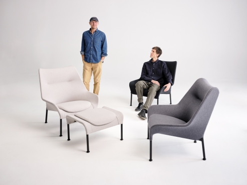 Hay Sessel 02 Lounge Chair in Grau, Schwarz und Beige mit zwei Personen im Studio.