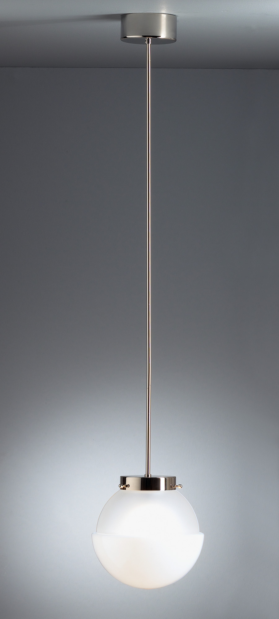 HMB 29 Pendelleuchte mit Glaskugel von Tecnolumen, 40 cm Durchmesser, modernes Design.