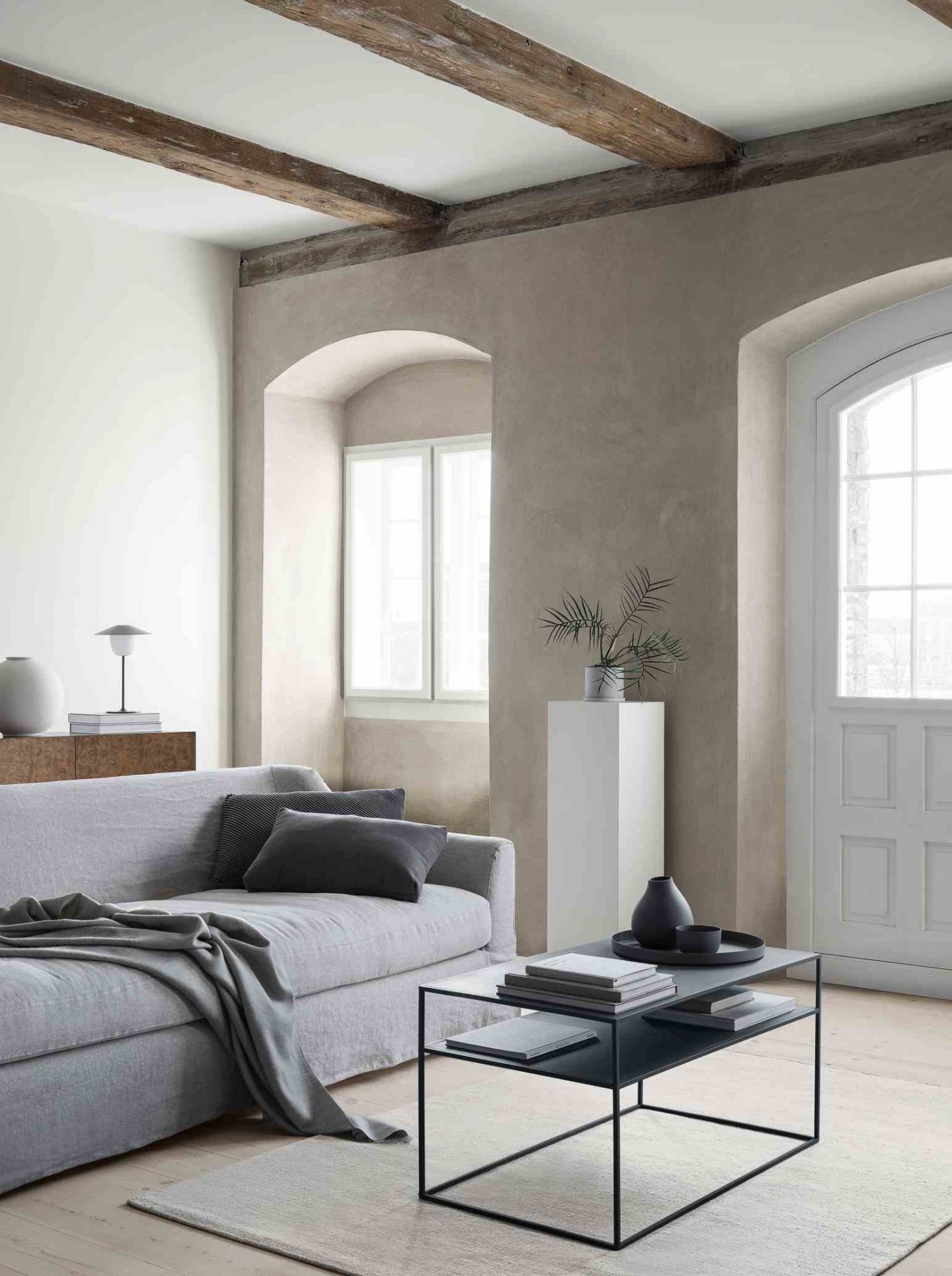 Ani Mobile LED Tischleuchte in warmgrauem Wohnzimmerambiente, moderne Akzentbeleuchtung für stilvolles Interieur.