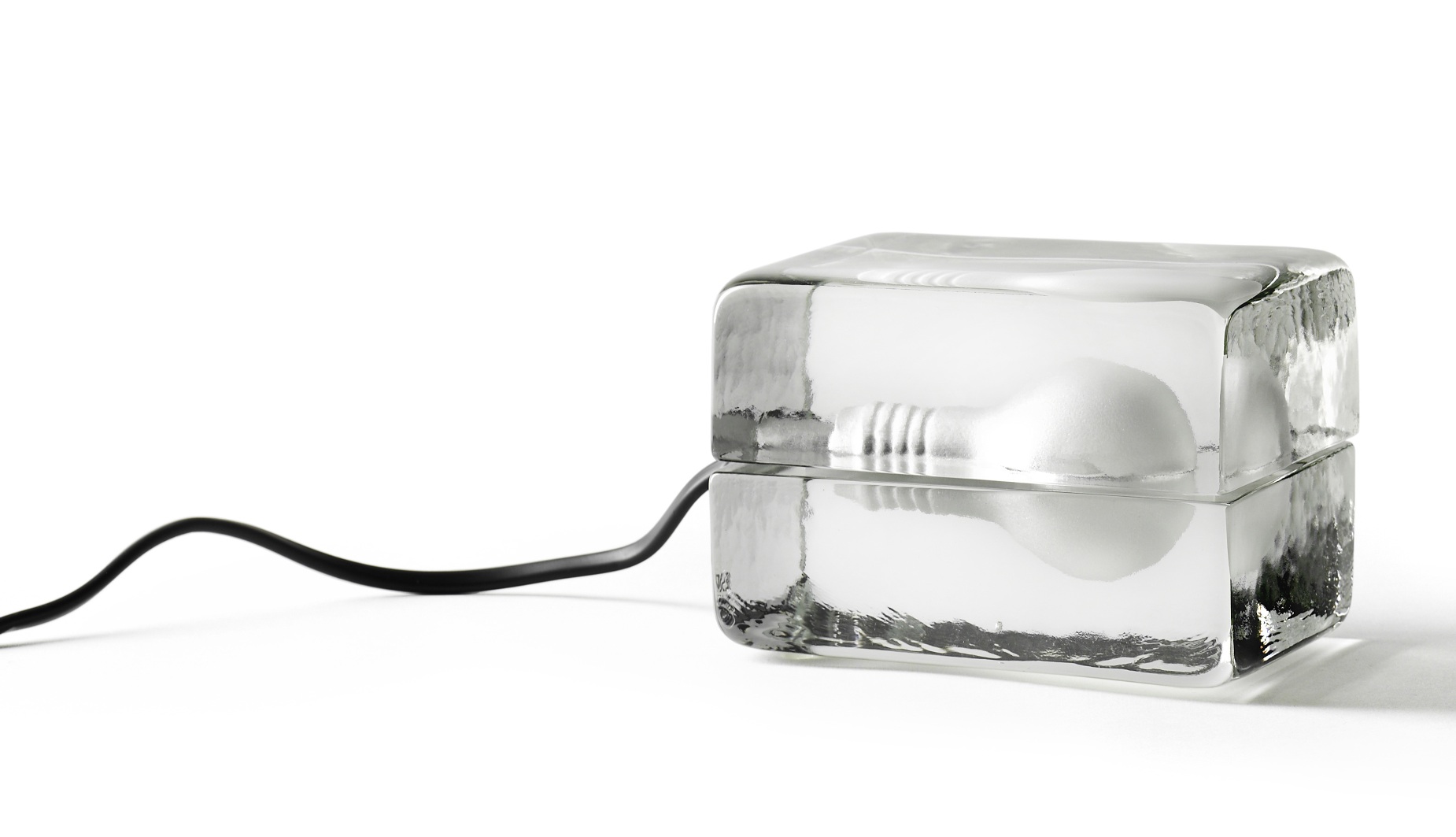 Block Lamp Mini LED Tischleuchte von Design House Stockholm, Glasblock mit Glühbirne.