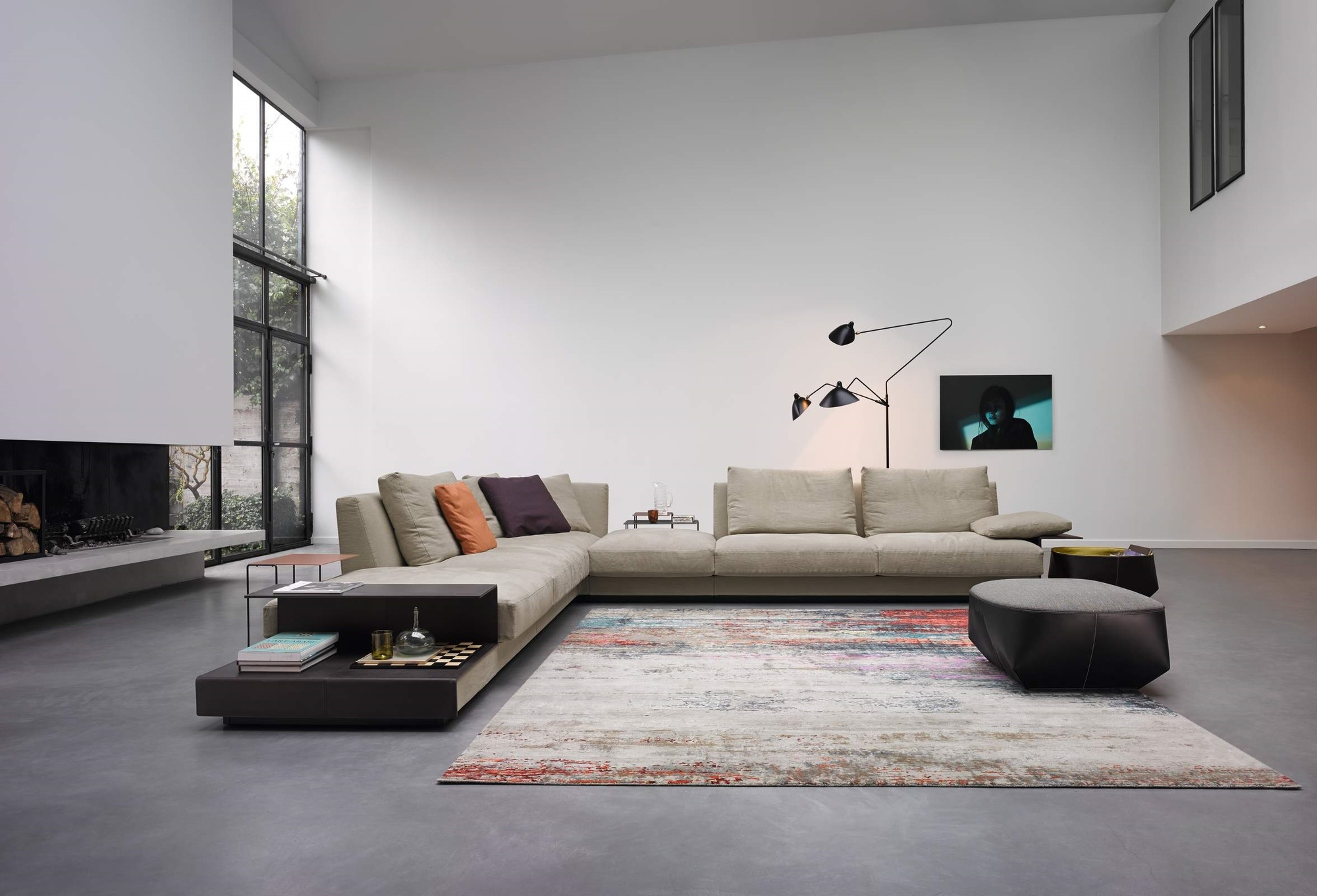 Oki Beistelltisch von Walter Knoll im modernen Wohnzimmer mit Sofa, Teppich und Kamin.