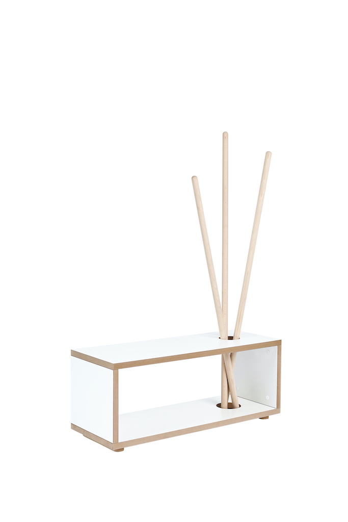 Tojo Kids Ordnung Kindergarderobe: Weiße, minimalistische Kindergarderobe mit Holzstäben als Aufhängung für Jacken und Kleidung.