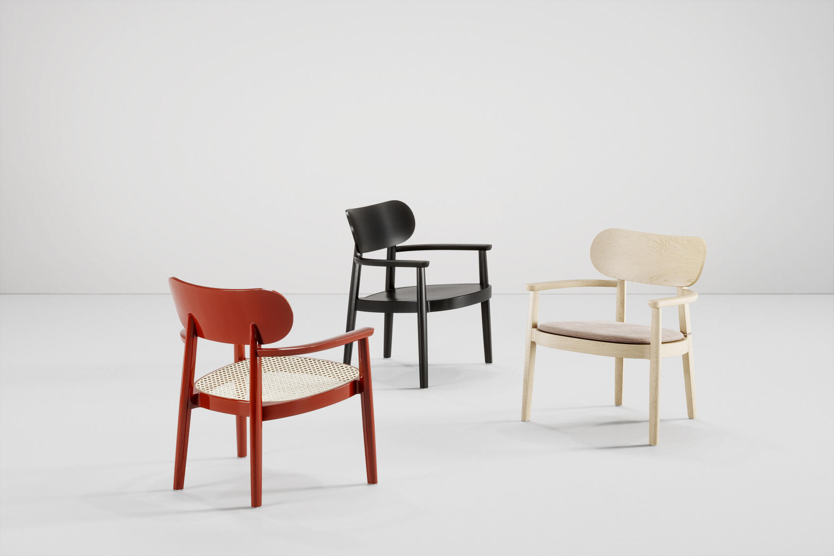 Drei Holzsesessel mit Armlehnen, darunter ein roter Thonet Stuhl mit Wiener Geflecht Sitzfläche.