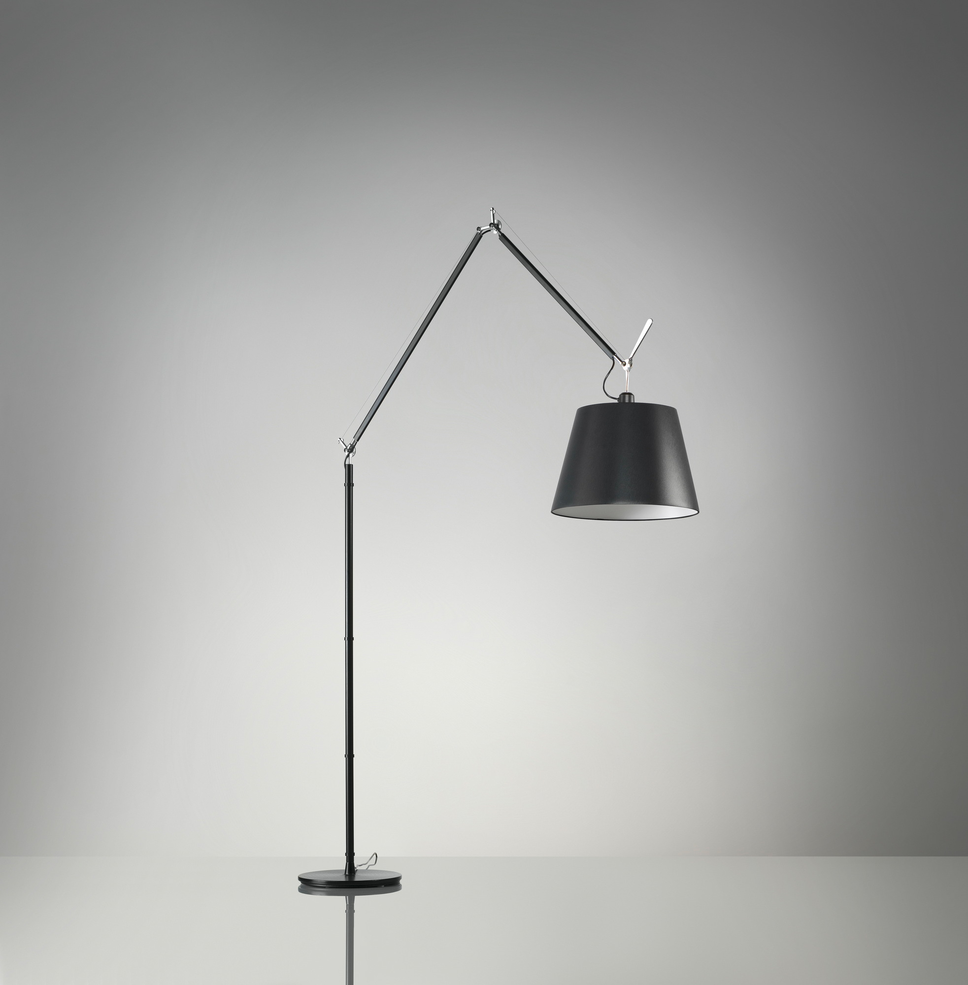 Schwarze Tolomeo Mega LED Stehlampe von Artemide mit Dimmer, moderner Designklassiker für Wohnzimmer.