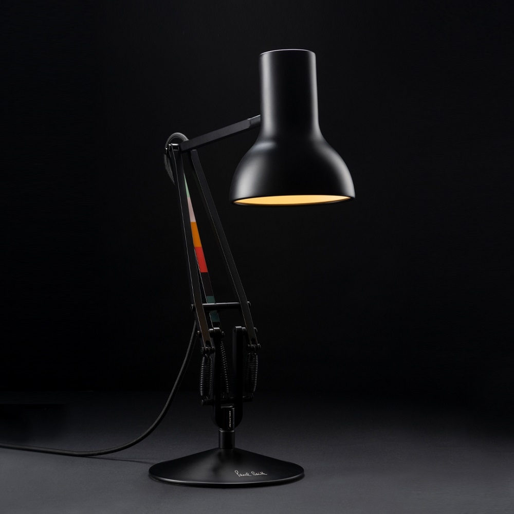 Schwarze Anglepoise Type 75 Mini Paul Smith Edition Tischleuchte mit verstellbarem Arm und warmem Licht.