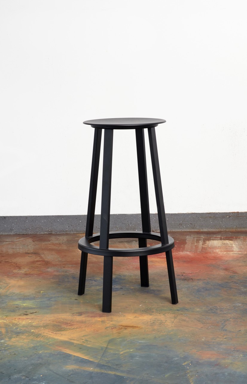 Schwarzer Revolver Bar Stool Barhocker High von Hay, moderner Hocker mit Fußstütze für Küche und Bar.