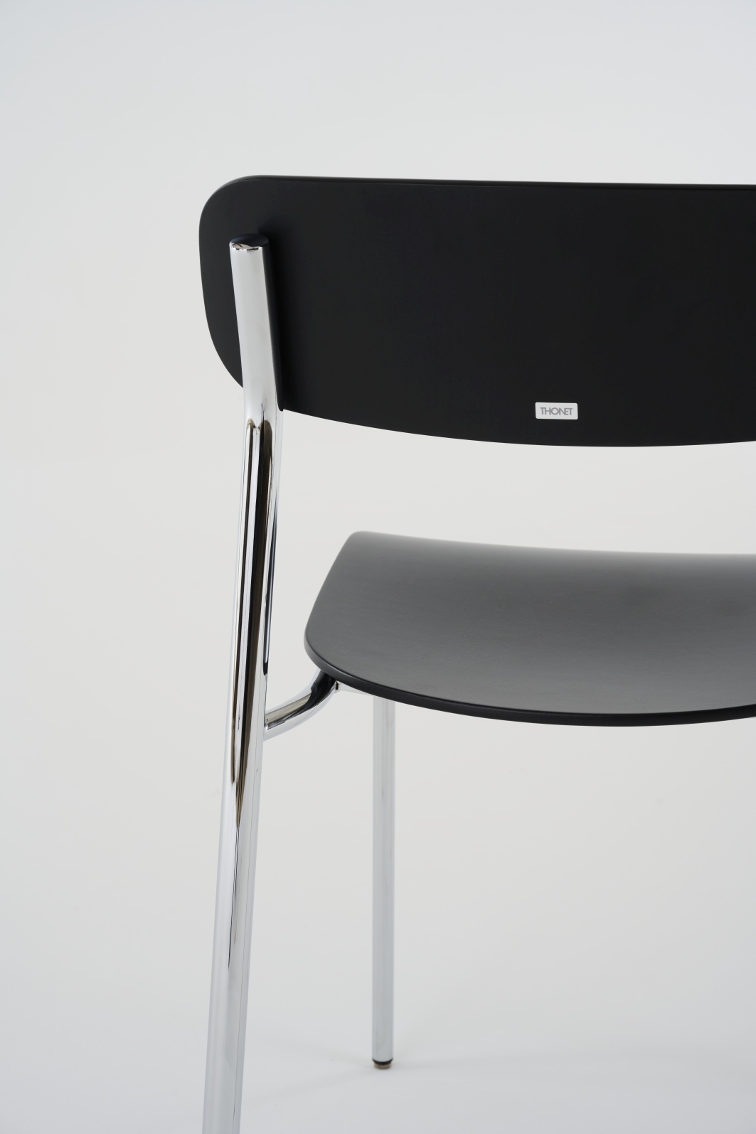 Detailansicht des Thonet S 243 Stahlrohrstuhls in Olivgrün, modernes Design mit verchromtem Stahlrohrgestell.