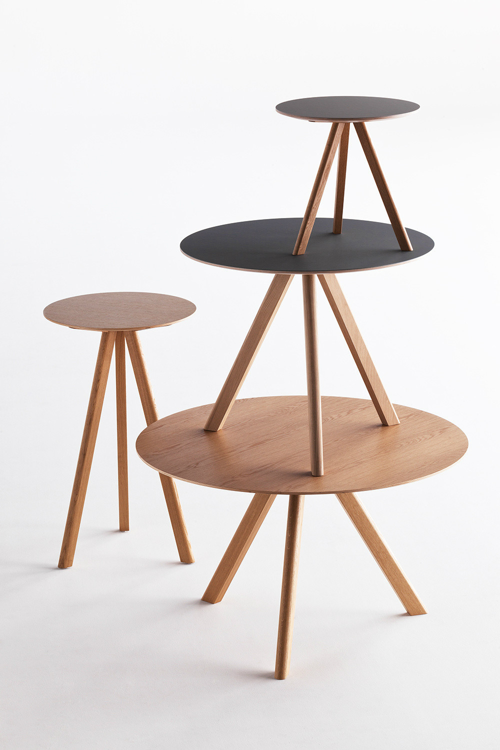 Copenhague Table CPH 20 von Hay, runder Holztisch mit drei Beinen, verschiedene Größen und Farben.