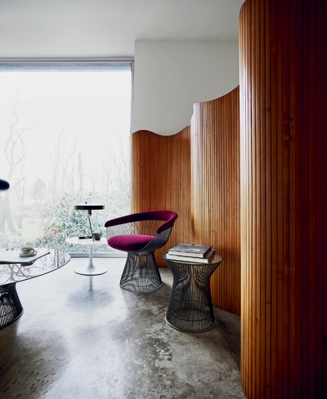 Innenaufnahme mit Platner Beistelltisch von Knoll International, Design Couchtisch und Sessel mit Drahtgestell.