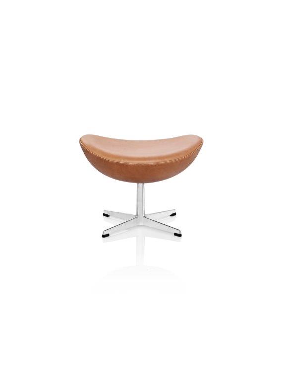 Brauner Lederhocker im "Das Ei / Egg Chair" Design mit verchromtem Fußkreuz.