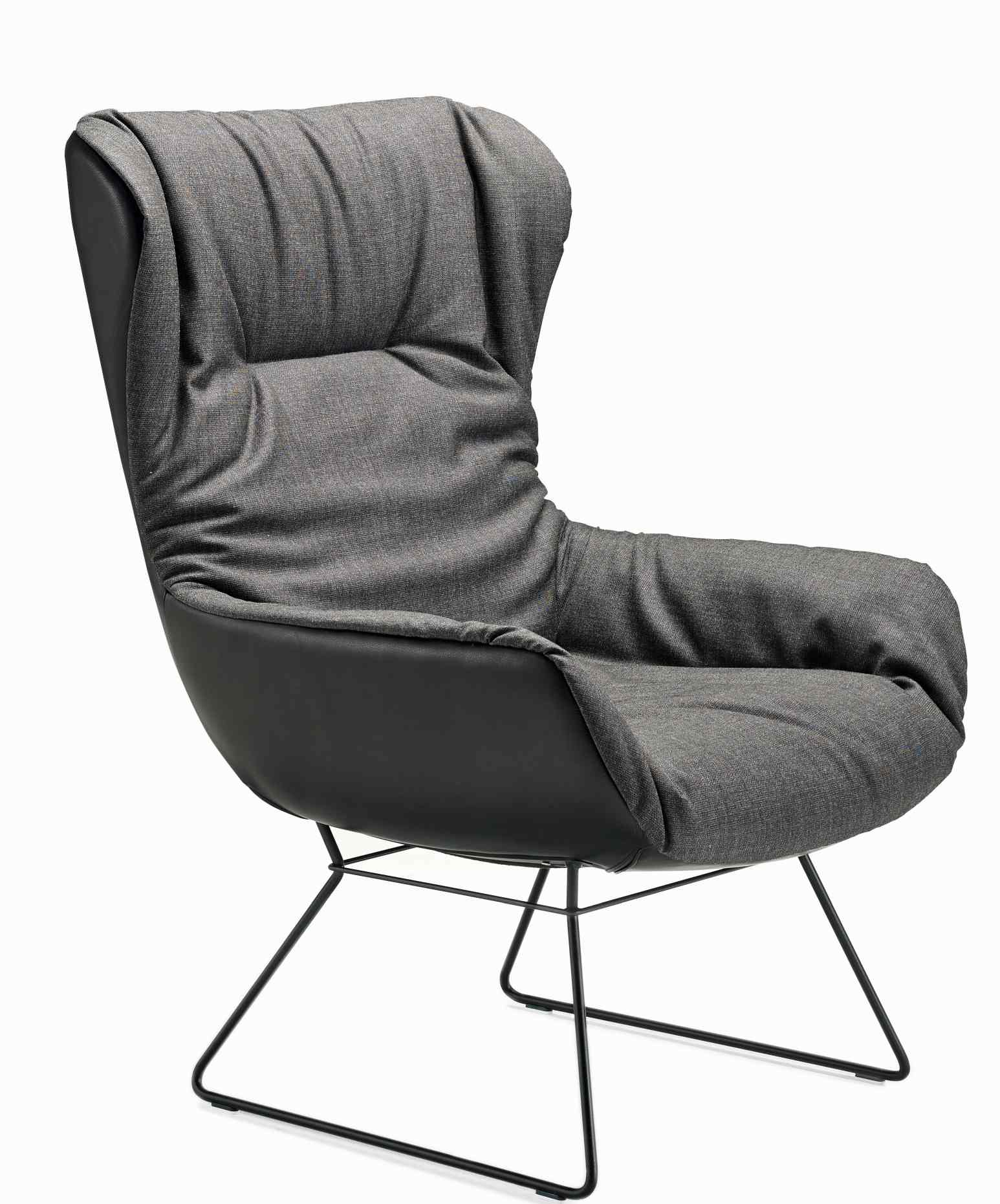 Grauer Leya Wingback Sessel der Freifrau Manufaktur mit schwarzem Metallgestell und Stoffbezug, moderner Ohrensessel.