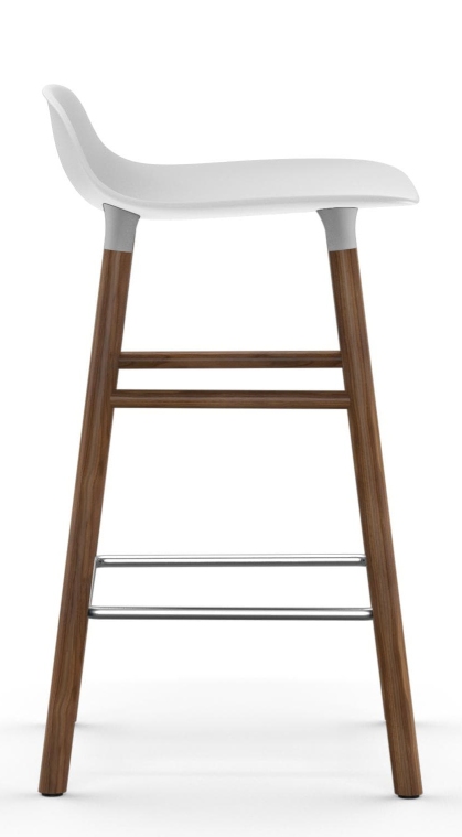 Form Barstool Barhocker von Normann Copenhagen, weiße Sitzfläche und Holzbeine, seitliche Ansicht.
